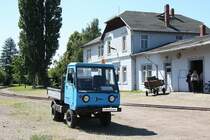 Das  Dienstfahrzeug  der Dllnitzbahn, ein Multicar M25 vor dem Empfangsgebude in Mgeln, 13.06.2009.