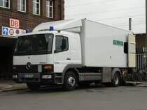 Bombenalarm heute (27.06.2009) in Zwickau Hbf, der spektakulre Anfang meiner Tour nach Altenburg zur ICE-Taufe... Ein Mercedes-Benz Atego der Bundespolizei ist vor Ort, vermutlich vom Sprengstoffkommando. Kurz vor Freigabe des Bahnhofs stieg dort ein Polizist in schwerer Schutzkleidung ein.