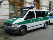 Mercedes-Benz Vito der Bundespolizei im Altenburger Bahnhof. Die Anwesenheit zur ICE-Taufe war auch ntig, da groer Andrang herrschte und einige bereifrige Fotografen sich in abgesperrten Bereichen rumtrieben. Fotografiert am 27.06.2009