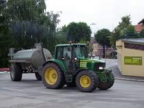 JD 6420 ist mit einem Gllefass  auf der Hausruck-Bundesstrae unterwegs; 090627
