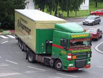 DAF-XF105.460 der Sped. Angermayr mit einem  Kasperltheater-Vorhang  ist am Weg zur Firmenzentrale; 090627