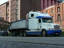 schlicht wirkender Volvohauber, aber trotzdem wirken diese SZM mchtig, nur der Auflieger ist etwas zu klein geraten  gesehen in Bremen