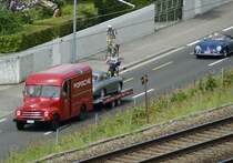  Porsche  steht auf dem Opel, und ein Porsche zieht der Opel auch dem Genfersee entlang.
Schnappschuss bei Cully am 21. Mai 2009