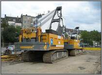 Dsseldorf, U-Bahn-Projekt Wehrhahnlinie, knftige Rampe im Stadtteil Bilk, 24.08.2008: Fr das Ausheben von Gruben fr die Schlitzwnde wurden zwei Liebherr-Seilbagger herbeigeschafft, deren Ausleger noch nicht montiert sind. 