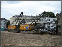 Dsseldorf, U-Bahn-Projekt Wehrhahnlinie, knftige Rampe im Stadtteil Bilk, 24.08.2008: Fr das Ausheben von Gruben fr die Schlitzwnde wurden zwei Liebherr-Seilbagger herbeigeschafft, deren Ausleger noch nicht montiert sind. 