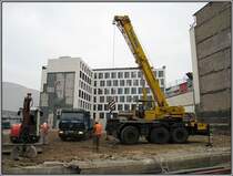 Dsseldorf, U-Bahn-Projekt Wehrhahnlinie, knftiger Haltepunkt Schadowstrae, 27.08.2008: Fr die Neuordnung der diversen Versorgungsleitungen vor Baubeginn des Haltepunkts musste hier ein Liebherr-Autokran zum Heben von schweren Betonteilen eingesetzt werden. 
