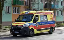 Ein Renault Master Rettungsfahrzeug (Ambulanz) in der polnischen Stadt Kostrzyn nad Odrą am 13.03.24