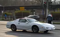 Deutsche Variante des Pontiac Firebird Coupé, welches meist mit SAP und dem für 1991–1992 typischen Spoiler des T/A und Formula ausgeliefert wurde in weiß am 12.03.24 Berlin Marzahn.