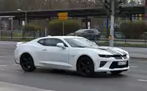 Chevrolet Camaro 6.2 V8 Coupé (2016) in weiß am 12.03.24 Berlin Marzahn.