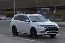 SUV Mitsubishi Outlander (2015–2018) in weiß am 12.03.24 Berlin Marzahn.