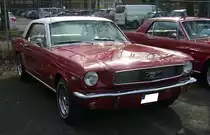 Ford Mustang Hardtop Coupe aus dem Jahr 1966. Allein im Jahr 1966 verkaufte Ford 607.568 Mustang Fahrzeuge (alle Karosserieversionen zusammen gerechnet). Der Kunde konnte in diesem Modelljahr zwischen 23 verschiedenen Lackierungen wählen. Der gezeigte Mustang ist in der Farbkombination rangoon red/wimbledon white lackiert. Zur Auswahl standen vier Motorisierungen: Sechszylinderreihenmotor mit 3.3l Hubraum und 120 PS und ein V8-Motor mit 289 cui (4736 cm³) der entweder 225 PS, 271 PS oder 289 PS leistet. Oldtimertreffen an Mo´s Bikertreff in Krefeld am 10.03.2024.