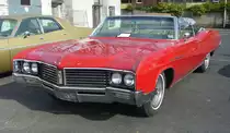 Buick Le Sabre 400 Convertible aus dem Modelljahr 1967. Im Modelljahr 1967 hatte Buick vier Modellreihen im Verkaufsprogramm. Basismodell war der  Skylark . Dann folgten die Modelle der gezeigten Baureihe  Le Sabre . Darüber war die Modellreihe  Wildcat  angesiedelt. Topmodell war der  Electra 225 . Vom Le Sabre Convertible verkaufte Buick in diesem Modelljahr 4624 Autos zu einem Preis ab US$ 3388,00. Angetrieben wird dieses Cabriolet von einem V8-Motor mit einem Hubraum von 5574 cm³ und einer Leistung von 223 PS. Oldtimertreffen an Mo´s Bikertreff in Krefeld am 10.03.2024.