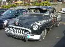 Buick Eight Special 40 Sedannette aus dem Jahr 1950 mit viel  Patina . Im Jahr 1950 brachte Buick Modelle mit völlig neuen Karosserien auf den Markt. Besonderes Merkmal dieser Baureihe war der wuchtige Kühlergrill, im Volksmund  Bucktooth  genannt, dessen  Zähne  auch gleichzeitig als Stoßstangenhörner fungieren. Die Baureihe Special 40 war das Basismodell in der Produktpalette von Buick. Erkennbar an den drei rechteckigen Lufteinlässen an den Seiten der Motorhaube. Vom Special 40 in dieser Karosserieversion wurden im Modelljahr 1950 42.935 Autos zu einem Preis ab US$ 1856,00 abgesetzt. Der Achtzylinderreihenmotor hat einen Hubraum von 4062 cm³ und leistet 110 PS. Oldtimertreffen an Mo´s Bikertreff in Krefeld am 10.03.2024.