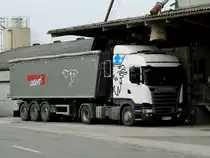 SCANIA-R410 steht samt Kippauflieger zur Getreidebeladung bereit; 210222