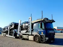 ACTROS 1843 lässt die am Autotranportaufbau geladenen Fahrzeuge in der Nachmittagssonne aufblitzen; 220310