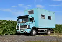 Iveco Magirus 110-17, Umbau als Wohnmobil auf dem Parkplatz eines Pferdehof ohne Zulassung. Aufnahme 16.3.24 