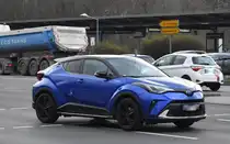 Crossover-SUV Toyota C-HR 1. Generation (2016–2023) mit Hybridantrieb am 12.03.24 Berlin Marzahn.
