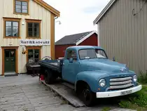 OPEL-Blitz vor einem Antikgeschäft in Mosjøen; 160720