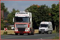 Vom 22.06.2009 bis zum 26.06.2009 war Lehrgang in Warendorf. Natrlich ist die Fotografie auch nicht zu kurz gekommen.... Das warten wurde durch das Ablichten von einigen Lkw´s verkrzt. Nachdem ein DAF XF105 zwischen Beelen und Warendorf eine Panne erlitt, wurde eine Ersatzmaschine in Form eines DAF XF95.430 und ein Sprinter Servicewagen vom Hauptsitz Rheda-Wiedenbrck geschickt. (22.06.2009)
