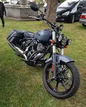 =Indian, steht auf einer Abstellfläche für Zweiradbesucher bei den Fladungen Classics im Juli 2023