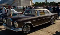 Hier ist ein märchenhaft restaurierter Mercedes-Benz W111 S-Klasse Coupé in braun Metallic zu sehen. Foto: 10.2023.