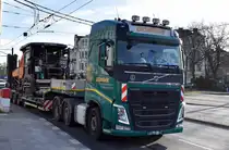 Dominik Schwer- & Tiefladertransporte mit einer VOLVO FH 540 Zugmaschine mit Tiefladebrücke mit einem Aspaltfertiger darauf am 18.03.24 Berlin Karlshorst.