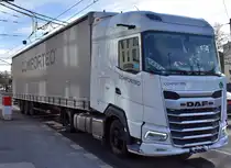 Die polnische Firma COMFORTEO Węgłowski i Stryjakiewicz Sp. k mit einem Sattelzug mit DAF XG 480 Zugmaschine am 18.03.24 Berlin Karlshorst.