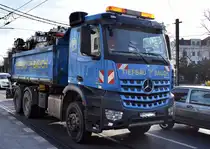 Tiefbau Bauch GmbH aus Berlin mit einem MB AROCS 2640 Kipper (Selbstlader) am 18.03.24 Berlin Karlshorst.