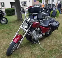 =Honda, steht auf einer Abstellfläche für Zweiradbesucher bei den Fladungen Classics im Juli 2023