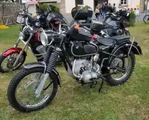 =BMW, steht auf einer Abstellfläche für Zweiradbesucher bei den Fladungen Classics im Juli 2023