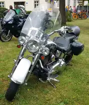 =Harley Davidson, steht auf einer Abstellfläche für Zweiradbesucher bei den Fladungen Classics im Juli 2023
