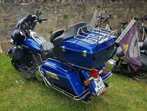 =Harley Davidson, steht auf einer Abstellfläche für Zweiradbesucher bei den Fladungen Classics im Juli 2023