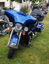 =Harley Davidson, steht auf einer Abstellfläche für Zweiradbesucher bei den Fladungen Classics im Juli 2023