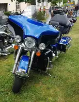 =Harley Davidson, steht auf einer Abstellfläche für Zweiradbesucher bei den Fladungen Classics im Juli 2023