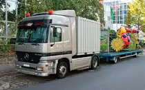 Mercedes-Benz Actros mit Tieflader-Anhänger, hier für Fahrgastgeschäfte. Teltow Stadt im Oktober 2023.