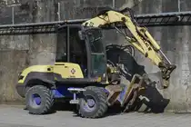 Mecalac 12 MTX, Radlader steht nahe einer Baustelle. 03.2024