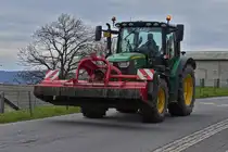 John Deere 6130R mit Frontm�hwerk, aufgenommen 03.2024