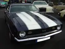 Chevrolet Camaro in der sportlichen SS-Version aus dem Modelljahr 1968. Die Camaro-Baureihe kam im Herbst 1966 auf den Markt. Bis zum Modelljahr 1969 spricht man von der ersten Camaro-Generation. Basismotorisierung für den SS war ein V8-Motor mit einem Hubraum von 350 cui (5735 cm³) und einer Leistung von 290 PS. Gegen Aufpreis konnte auch ein V8-Motor mit 396 cui (6489 cm³) bestellt werden. Die Leistung betrug dann, je nach Vergaserbestückung, bis zu 370 PS. Oldtimertreffen an Mo´s Bikertreff in Krefeld am 10.03.2024.