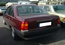 Heckansicht eines Opel Omega A Limousine 2.4i in der Ausstattungsvariante Diamant GLS. Oldtimertreffen an Mo´s Bikertreff in Krefeld am 10.03.2024.