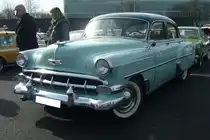 Chevrolet Series 2400 C Bel Air Fourdorr Sedan des Modelljahres 1954. Für einen solchen Viertürer in der Farbkombination horizon blue/biscayne blue musste man im Jahr 1954 mindestens US$ 2.185,00 anlegen. Für Vortrieb dieser Schönheit sorgt ein Sechszylinderreihenmotor mit einer Leistung von 115 PS aus einem Hubraum von 3850 cm³. Oldtimertreffen an Mo´s Bikertreff in Krefeld am 10.03.2024.