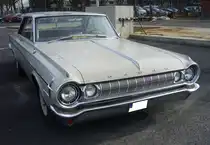 Dodge Polara Hardtop Coupe aus dem Jahr 1964. Dieser Polara im Farbton ivory trägt die  Patina  eines 60-jährigen Autolebens. Die Modellreihe  Polara  war im Jahr 1964 die mittlere Ausstattungsvariante im Programm von Dodge. Darunter war die Baureihe  Coronet  und darüber das Modell  Monaco  angesiedelt. Es gab die Modelle in fast allen Karosserieversionen und etlichen Motorisierungen lieferbar. Das hier gezeigte Coupe hat den V8-Motor mit einem Hubraum von 383 cui (6276 cm³) und leistet 330 PS. Oldtimertreffen an Mo´s Bikertreff in Krefeld am 10.03.2024.
