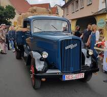 =Opel Blitz rollt durch die Stadt bei den Fladungen Classics 2023 im Juli 23