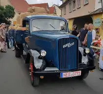 =Opel Blitz rollt durch die Stadt bei den Fladungen Classics 2023 im Juli 23