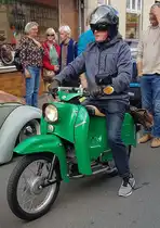=Simson Schwalbe rollt durch die Stadt bei den Fladungen Classics 2023 im Juli 23