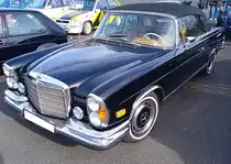 Mercedes Benz W111 E28 Cabriolet, produziert in den Jahren von 1967 bis 1971. Von diesem schicken Cabriolet wurden während der fünfjährigen Bauzeit genau 1.390 Fahrzeuge produziert. Wie man an den vorderen Doppelscheinwerfern und den seitlichen Begrenzungsleuchten erkennen kann, wurde dieses Cabriolet ursprünglich in die USA oder nach Kanada ausgeliefert und später dann wieder  Heim geholt . Der Sechszylinderreihenmotor leistet 160 PS aus einem Hubraum von 2778 cm³. Oldtimertreffen an Mo´s Bikertreff in Krefeld am 10.03.2024.