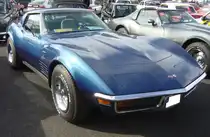 Diese Corvette C3 im Farbton bryar blue hat eine interessante Geschichte: Die  Vette  wurde erstmalig am 21.04.1972 auf einen Offizier der US-Navy im Bundesstaat Alabama zugelassen. Die Corvette blieb 15 Jahre in seinem Besitz und zog bei seinen Versetzungen nach Florida und nach Hawaii, stets mit um. Die nächsten Besitzer ließen das Auto auch in den US-Bundesstaaten Illinois, Missouri, Mississippi und nochmals in Alabama auf die Straße. Im Jahr 2018 fand die C3 den Weg auf deutsche Straßen. Unter der langen Motorhaube verrichtet ein V8-Motor mit einem Hubraum von 350 cui (5735 cm³) und einer Leistung von 200 PS seinen Dienst. Die Motorkraft wird mittels eines Dreigang-Automaticgetriebes an die Hinterachse weiter geleitet. Oldtimertreffen an Mo´s Bikertreff in Krefeld am 10.03.2024.