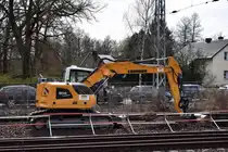 Ein LIEBHERR 914 Compact Raupenbagger (Mietbaumaschine) für die Fa. STRABAG im Einsatz am 26.03.24 Gleisbaustelle Höhe S-Bahnhof Berlin Hirschgarten.