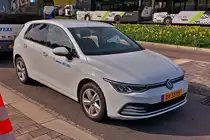 Golf 7 von Autocars Meyers, gesehen an einem Busbahnhof, zum Fahrerwechsel eines Linienbusses. 03.2024

