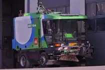 Straßen Kehrmaschine, RAVO 5 Series 12-4015, steht auf einem Betriebs Hof, vom Bürgersteig aus aufgenommen. 03.2024