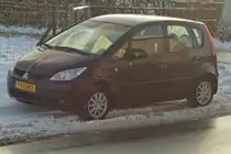 An einem Diesigen Morgen, bei leichtem Schneefall stand dieser Mitsubishi Colt am Stra�enrand. 01.2024

